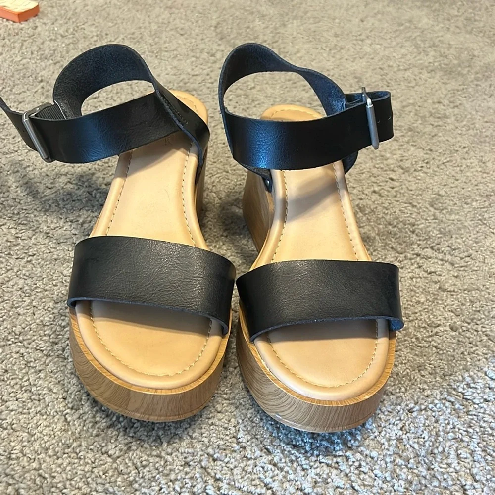 Universal Thread platform sandal size 8.5 - Picture 2 of 3